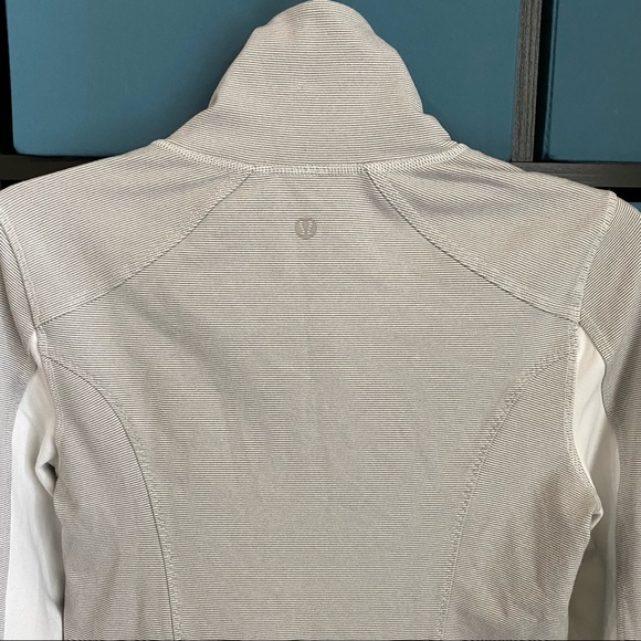 Lululemon Women Nice Asana front zipper striped jacket white gray Size 6 - Picture 6 of 8